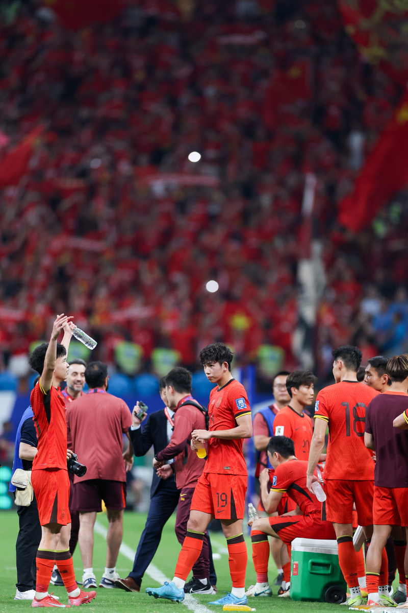 九州体育-足球比赛引发足球迷热烈讨论，球队拼尽全力