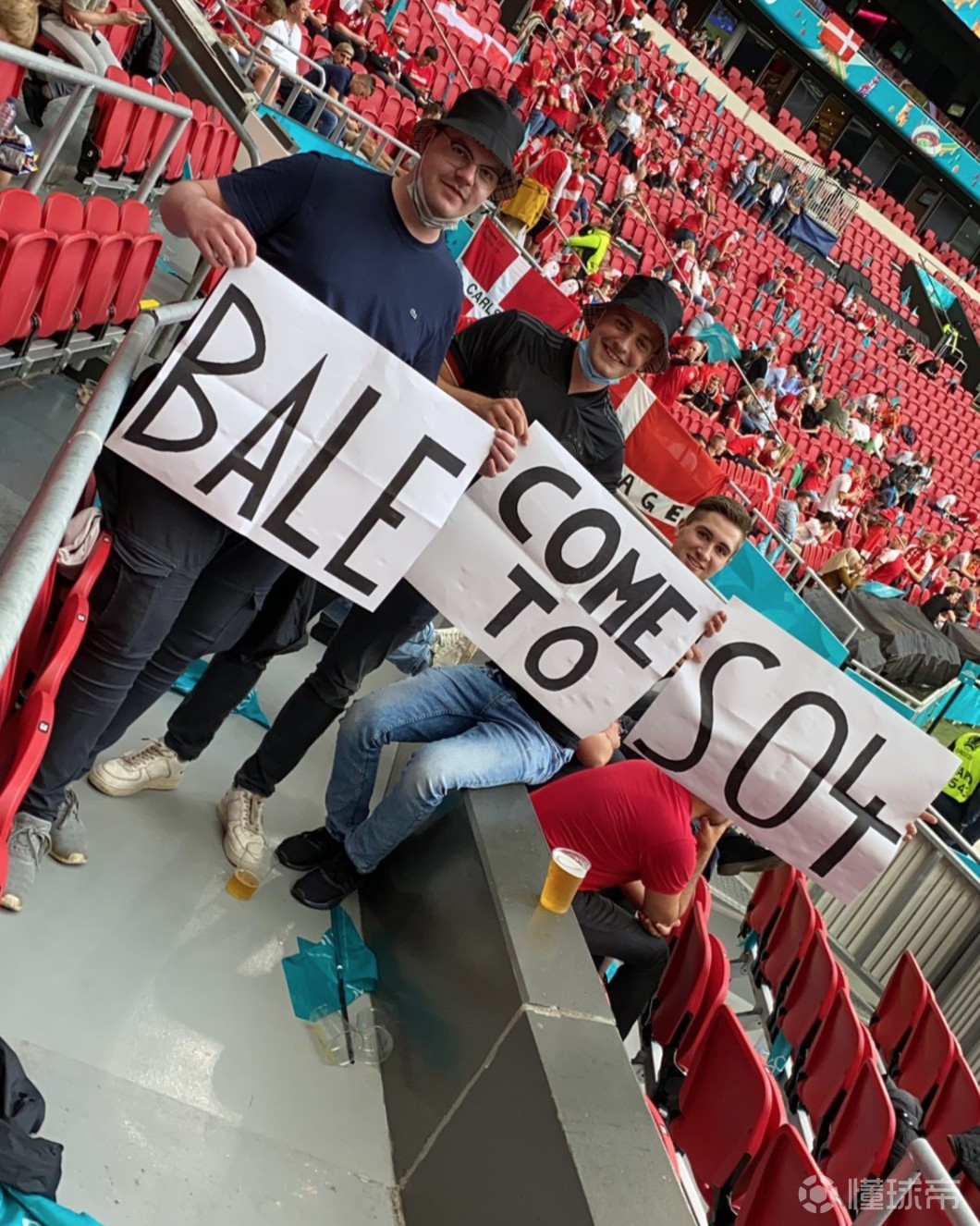 沙尔克球迷期待主场观战,见证胜利(沙尔克队) 沙尔克球迷期待主场观战,见证胜利(沙尔克队)