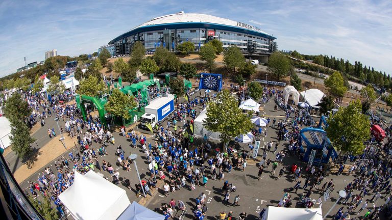 沙尔克球迷期待主场观战,见证胜利(沙尔克队) 沙尔克球迷期待主场观战,见证胜利(沙尔克队)